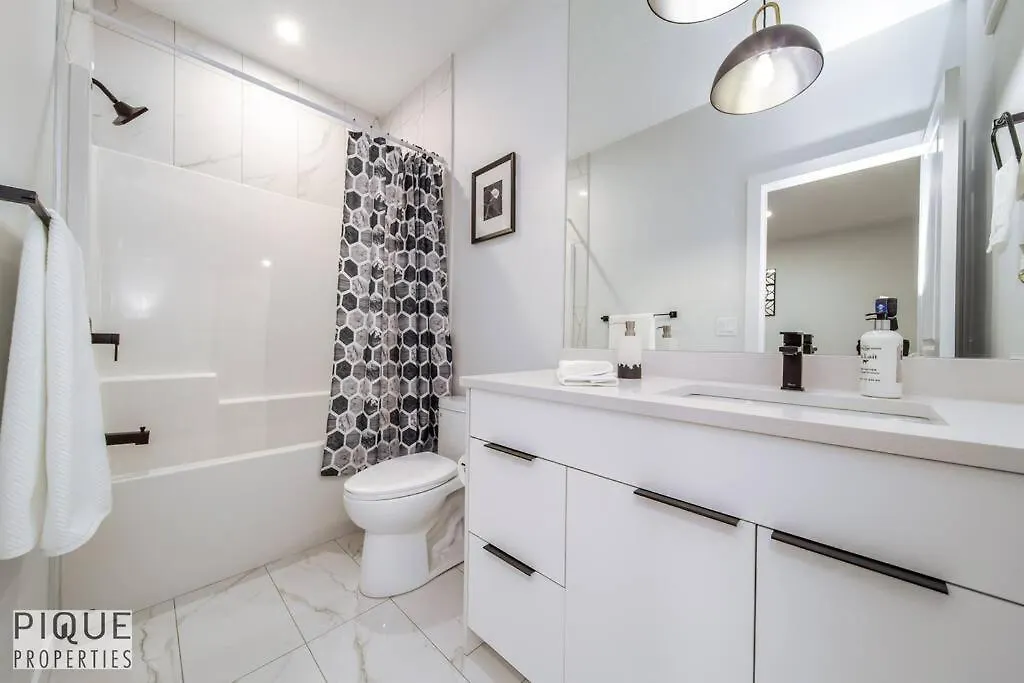 *New*Luxury Living*King Bed*Ac&Fireplace*Sleeps13! Edmonton Holiday home